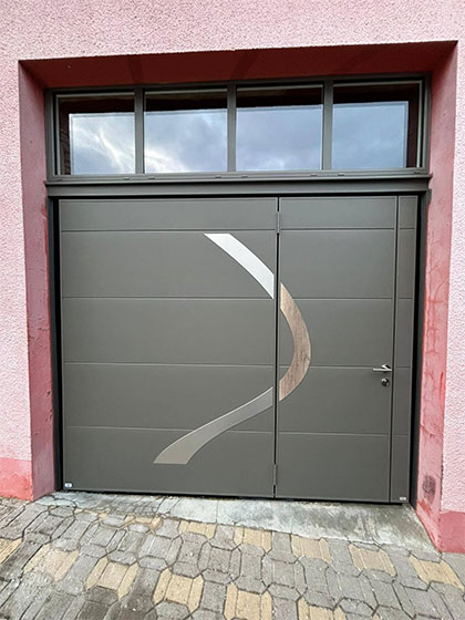 Porte de garage avec porte encastrée